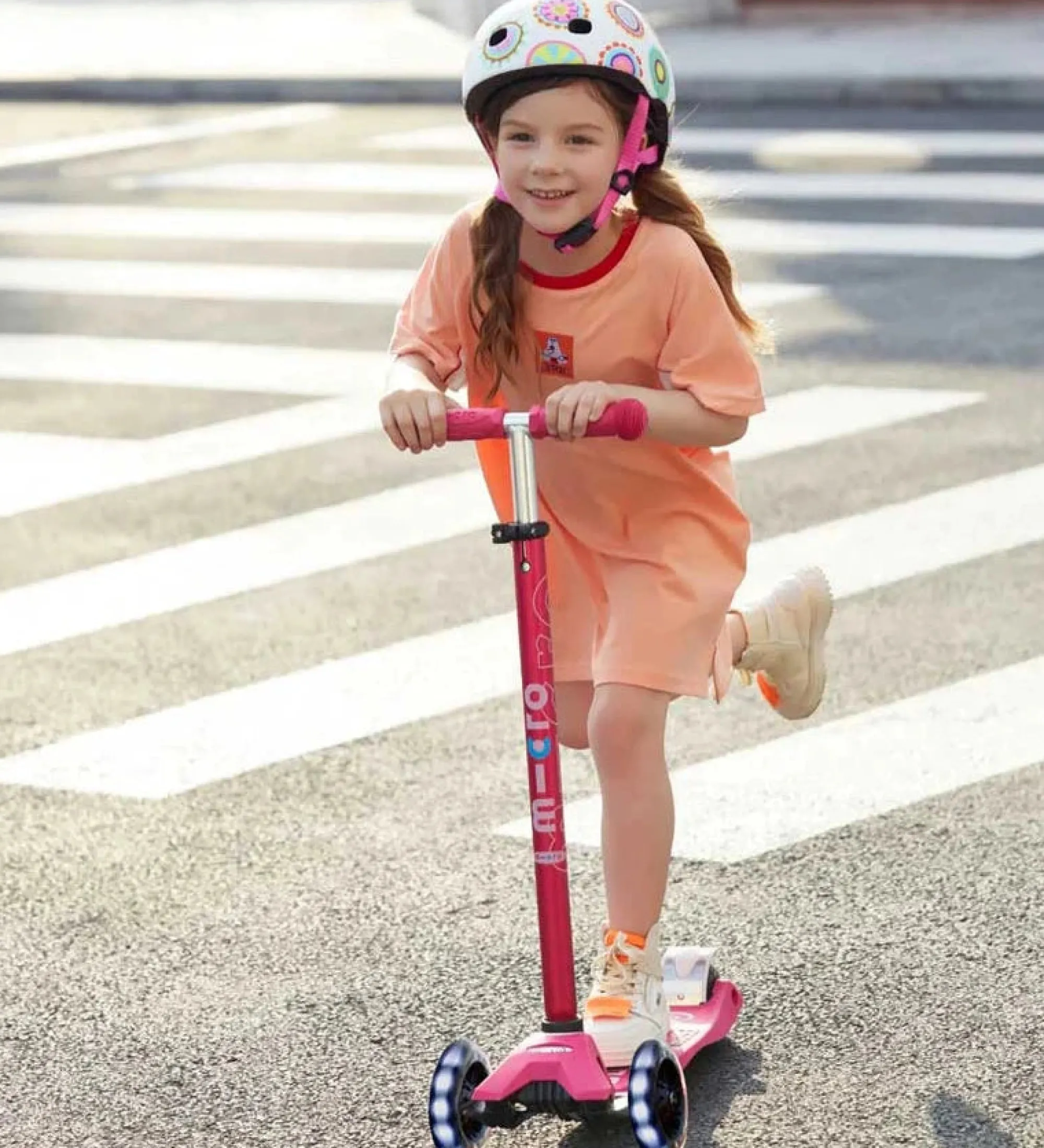 micro_maxi_deluxe_led_whe_5.webp Micro Scooters Things That Go>Micro Maxi DELUXE LED Wheels - 5 to 12 years (multiple colours)