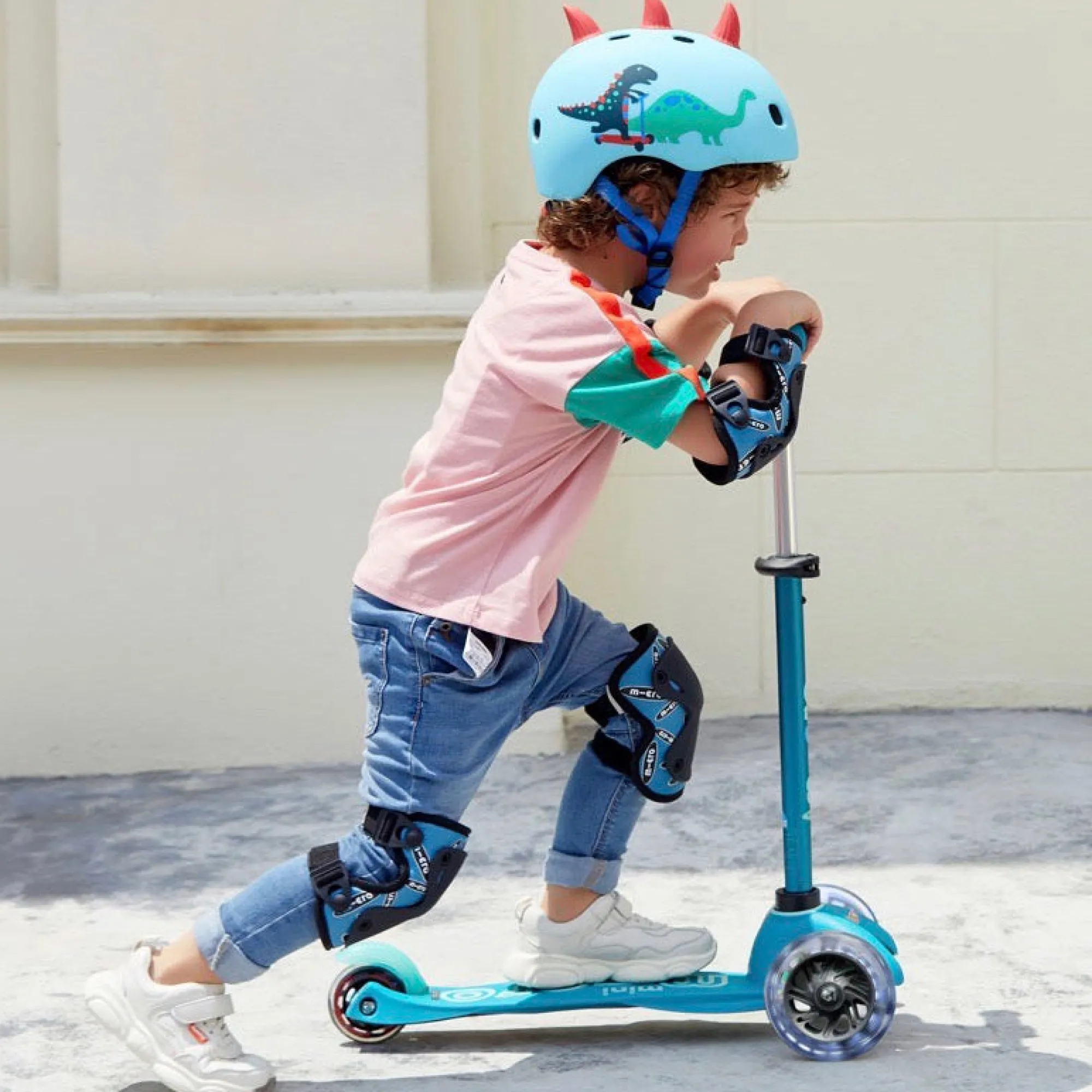 micro_mini_deluxe_led_whe_7.webp Micro Scooters Things That Go>Micro Mini DELUXE LED Wheels - 2 to 5 years (multiple colours)